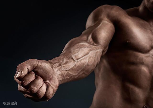掰手腕比的是力气还是技巧，为什么肌肉比别人发达还会被血虐？
