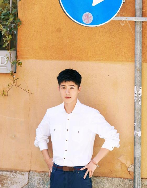 刘昊然简直是直男的穿衣模板！白色衬衫+牛仔裤干净清爽，帅帅的